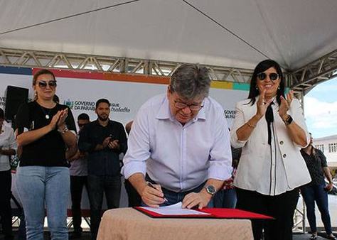15_04_19-assinatura-da-os-para-reforma-escola-senador-rui-carneiro-em-mamanguape-francisco-franca-1.jpg