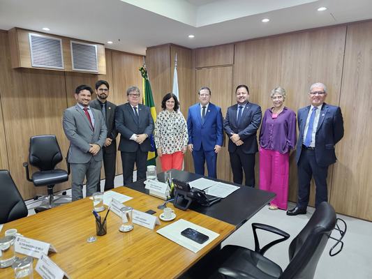 João Azevêdo discute pagamento do piso da enfermagem e destaca êxito dos programas Opera Paraíba e Coração Paraibano no Ministério da Saúde
