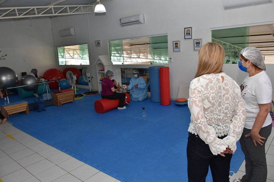 26-10-2020-visita-da-primeira-dama-a-casa-dos-idosos-e-projeto-julia-mikaely-12.jpg