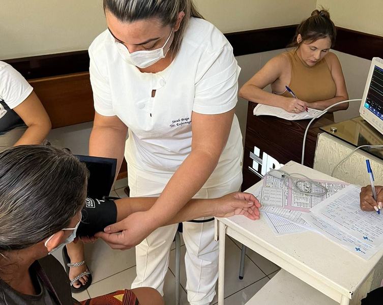 a-afericao-de-pressao-arterial-e-um-dos-exames-realizados-antes-das-consultas-medicas.jpg