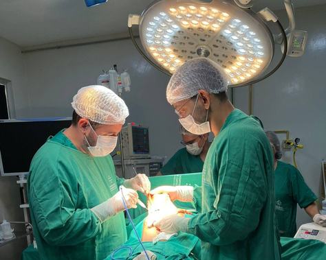 a-cirurgia-foi-feita-pelo-cirurgiao-oncologista-anderson-neves-com-apoio-do-cirurgiao-geral-everton-olega.jpeg