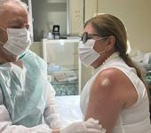 a-diretora-administrativa-do-hospital-claudia-medeiros-foi-uma-das-pacientes-desta-quarta-feira-17.jpg