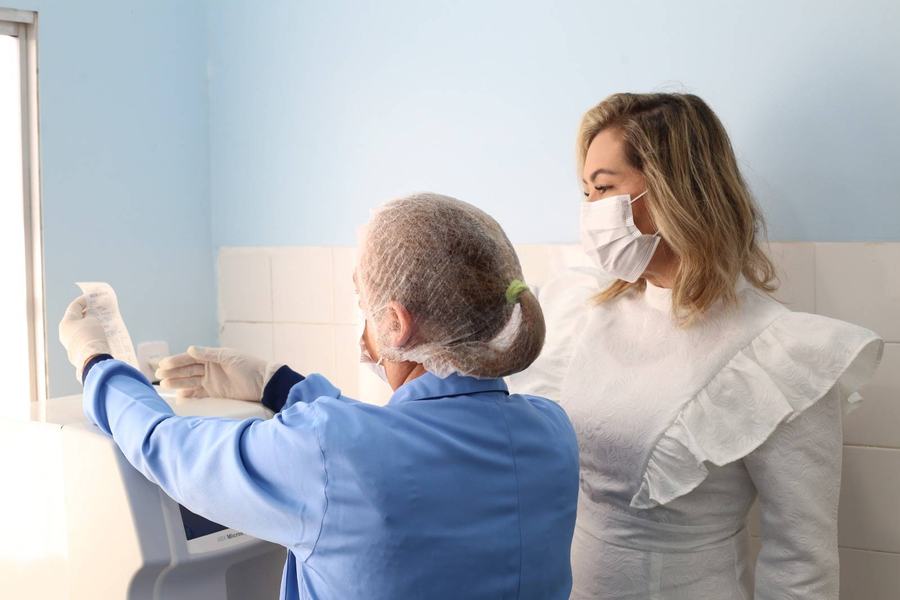 a-diretora-geral-do-hospital-josielma-oliveira-verificando-o-funcionamento-dos-novos-equipamentos.jpg