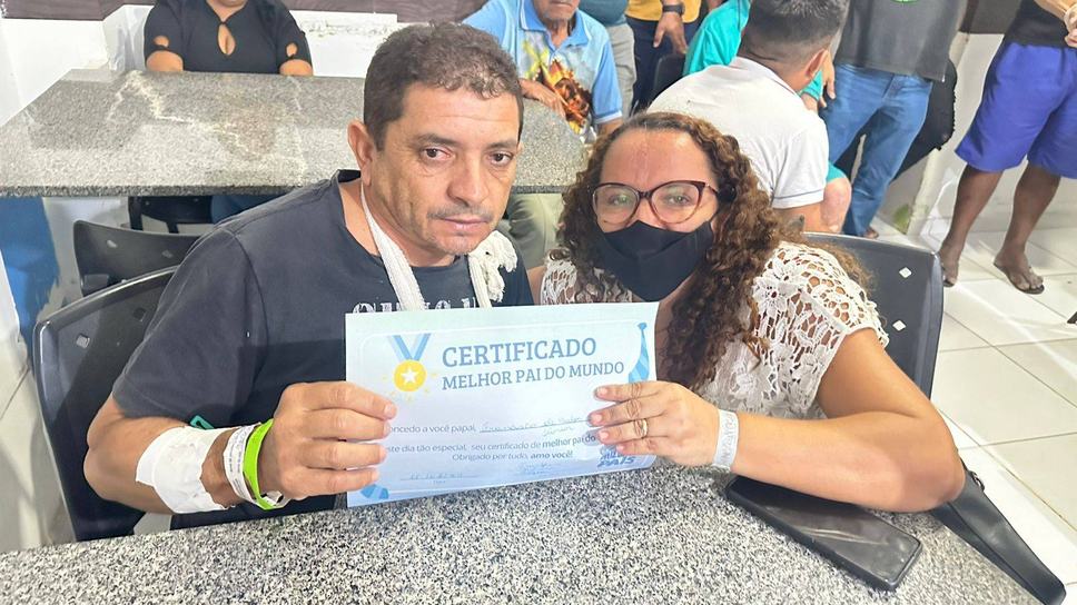 a-esposa-sislane-que-acompanha-o-agricultor-francisco-dantas-foi-quem-entregou-o-certificado-de-melhor-pai-do-mundo.jfif