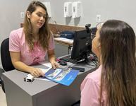 a-medica-camila-frazao-em-atendimento.jpeg