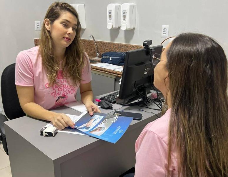 a-medica-camila-frazao-em-atendimento.jpeg