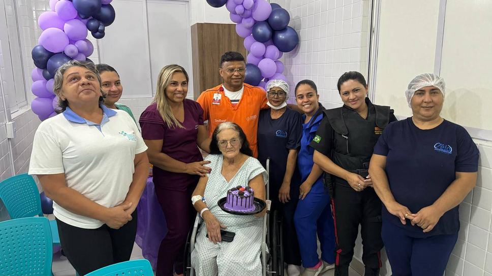 a-paciente-aniversariante-e-a-equipe-do-hospital-que-organizou-a-comemoracao.jpg