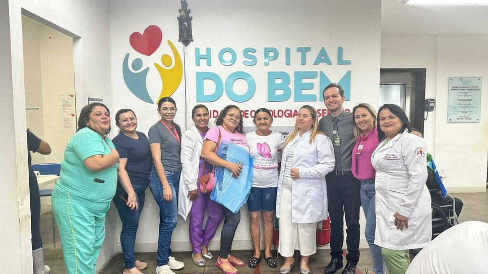a-sra-arlinda-e-profissionais-do-hospital-do-bem-apos-anuncio-de-sua-cura-de-um-cancer-no-ovario.jfif