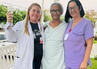 a-sra-luzinete-junto-com-profissionais-que-integram-o-hospital-de-patos.jpg