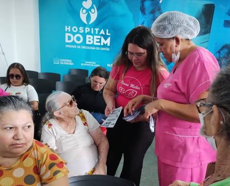 acao-de-panfletagem-chamou-atencao-das-pacientes-sobre-a-importancia-da-prevencao.jpg