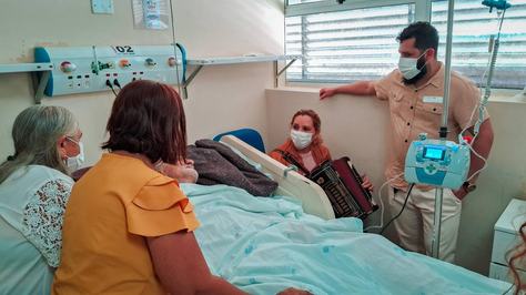 acordes-de-emocao-filha-toca-sanfona-para-o-pai-internado-em-cuidados-paliativos-no-hospital-metropolitano-1.jpeg