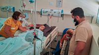 acordes-de-emocao-filha-toca-sanfona-para-o-pai-internado-em-cuidados-paliativos-no-hospital-metropolitano1-1.jpeg