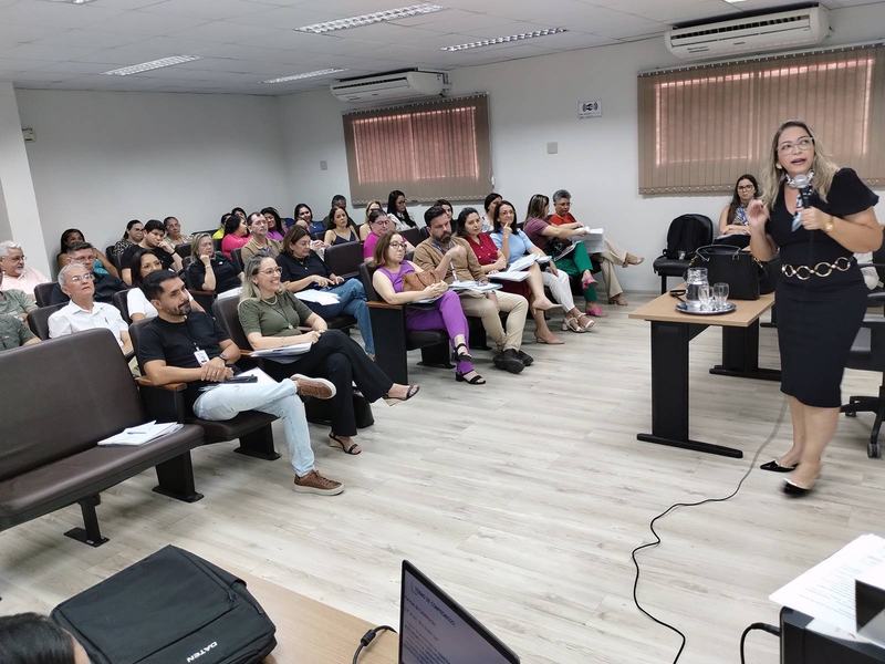 advogada-dina-teixeita-ministra-aula-na-agevisa-pb-02.jpg