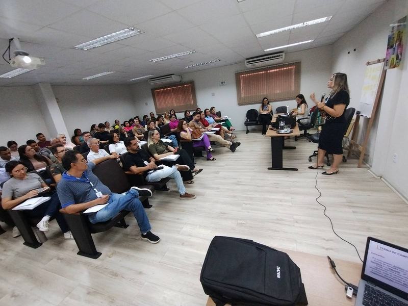 advogada-dina-teixeita-ministra-aula-na-agevisa-pb-01.jpg