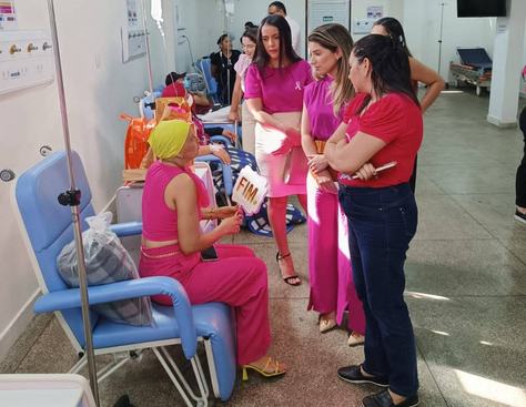 advogadas-durante-conversa-com-pacientes.jpg