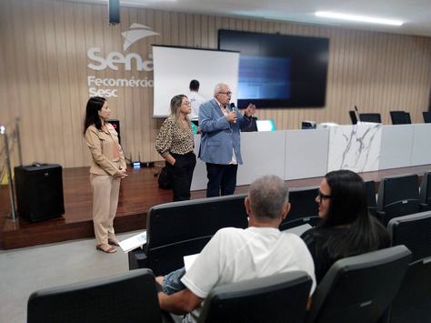 ao-lado-de-claudiene-e-dina-geraldo-recepciona-participantes-do-curso-01.jpg