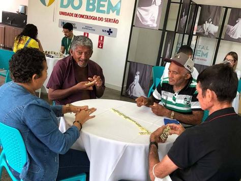 as-mesas-com-os-jogos-foram-colocadas-no-hall-do-hospital.jpg