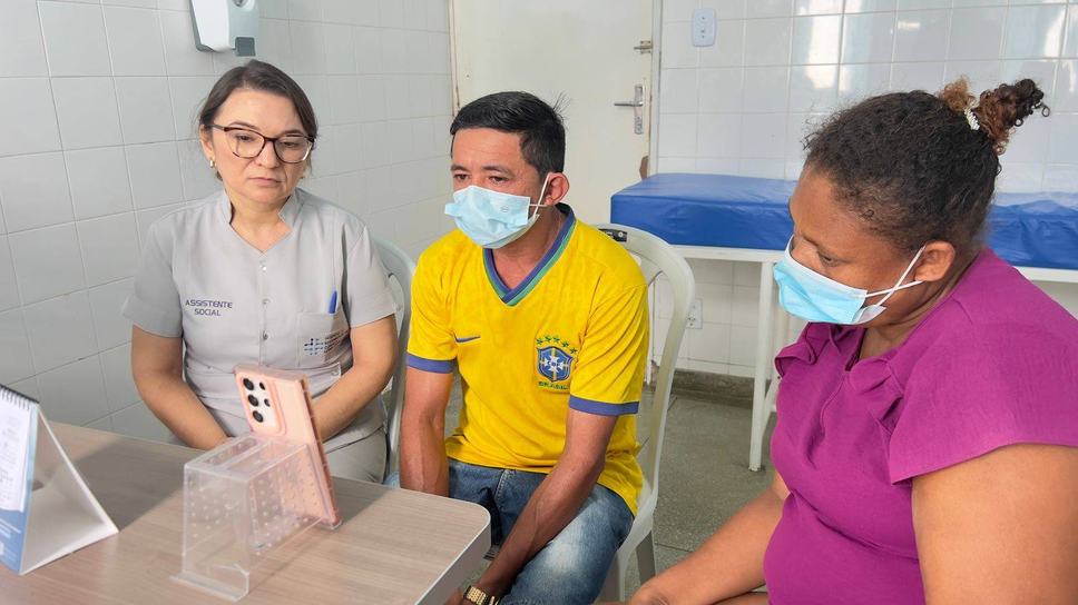 assistente-social-maria-jose-do-hospital-de-coremas-e-a-esposa-dele-a-sra-andrea-e-o-sr-jose-na-teleconsulta.jpg