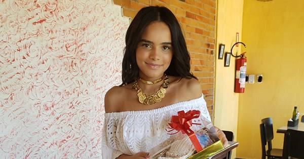 Atriz Carol Macedo, da Globo, conhece praias do litoral sul da Paraíba