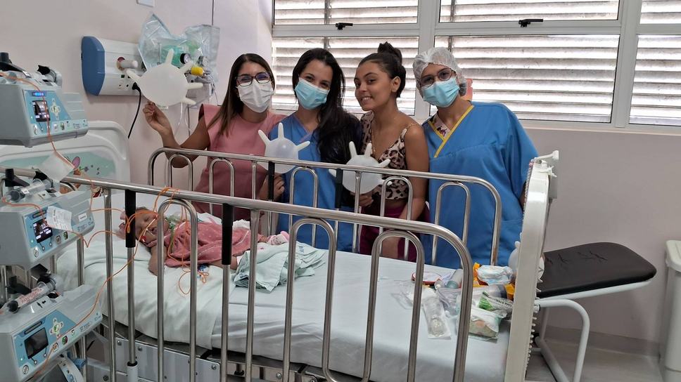 bebes-que-recebem-alta-da-uti-pediatrica-do-hospital-metropolitano-ganham-livro-contando-sua-historia-de-superacao1.jpg