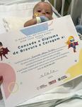 bebes-que-recebem-alta-da-uti-pediatrica-do-hospital-metropolitano-ganham-livro-contando-sua-historia-de-superacao3.jpeg