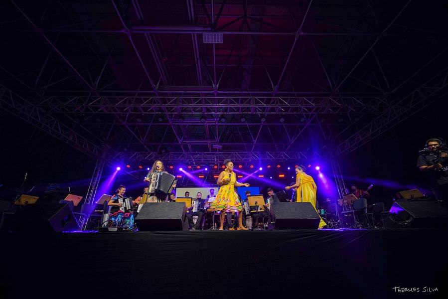 bella-e-helayne-e-maria-com-orquestra.jpg
