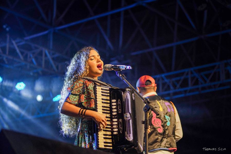 bella-raiane-com-orquestra-sanfonica-jp.jpg