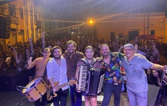 bella-raiane-e-banda.jpg
