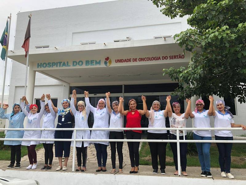 colaboradores-na-frente-do-hospital-do-bem.jpg
