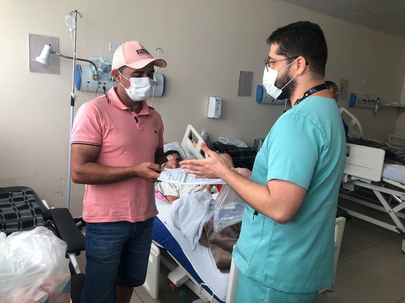 cuidados-apos-alta_-pacientes-do-hospital-metropolitano-que-fazem-uso-de-sonda-para-se-alimentar-recebem-kit-nutricional-para-tratamento-em-casa-2.jpg