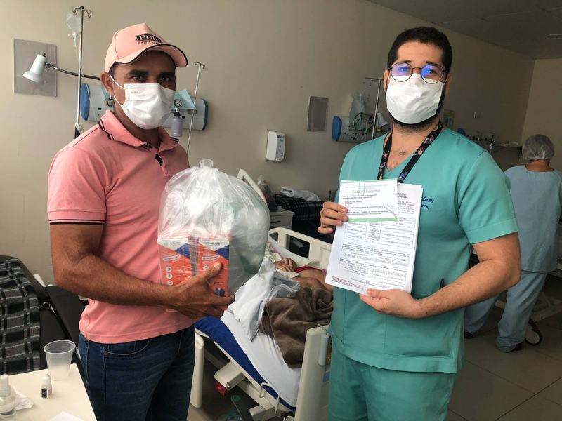 cuidados-apos-alta_-pacientes-do-hospital-metropolitano-que-fazem-uso-de-sonda-para-se-alimentar-recebem-kit-nutricional-para-tratamento-em-casa1.jpg