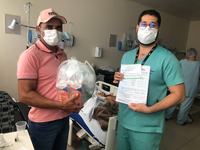 cuidados-apos-alta_-pacientes-do-hospital-metropolitano-que-fazem-uso-de-sonda-para-se-alimentar-recebem-kit-nutricional-para-tratamento-em-casa1.jpg