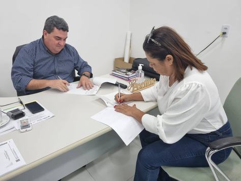 dir-pres-aesa-porfirio-e-prefeita-adelma-assim-termo-de-coorperacao-2.jpeg