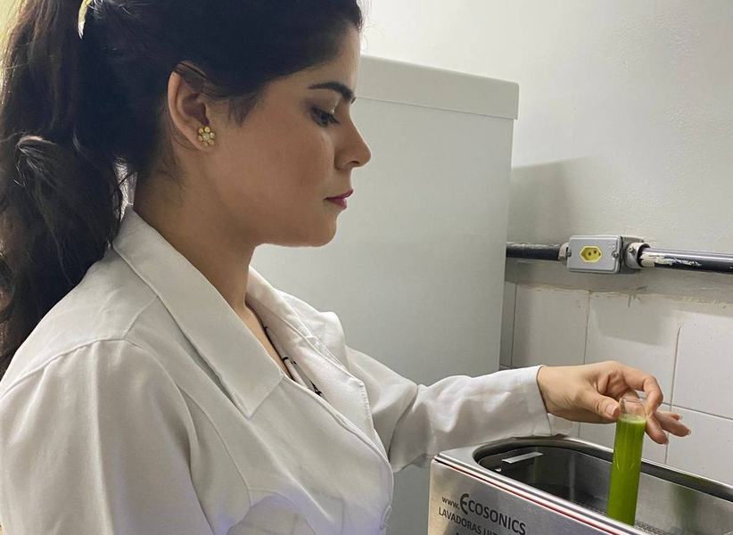 doutoranda-utilizando-ultrassom-para-a-elaboracao-da-bebida.jpeg