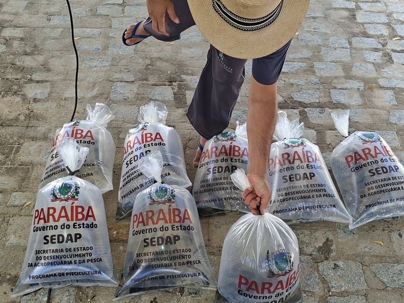 entrega-de-alevinos-agrofeira-passagem.jpg