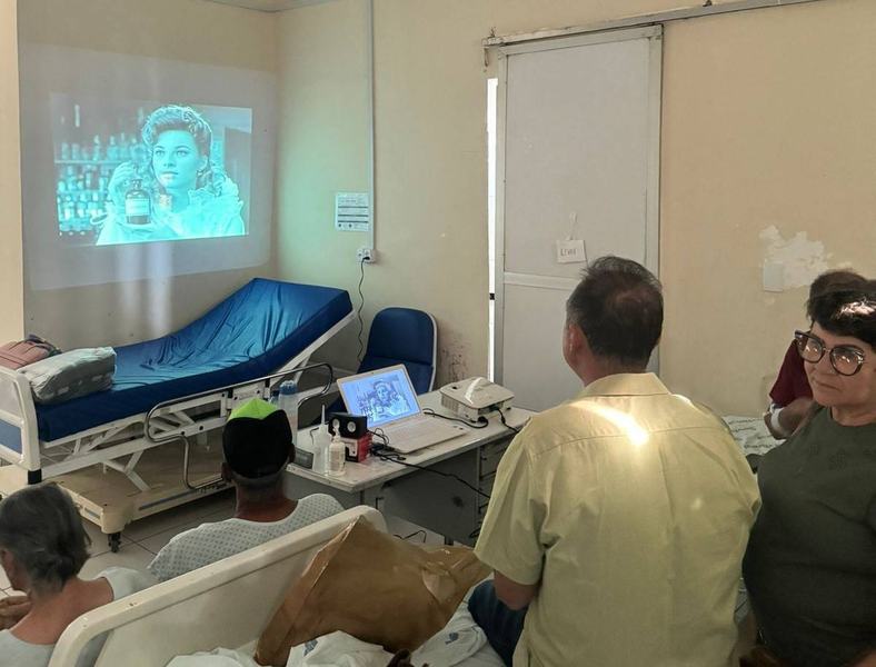 equipe-da-hemodinamica-de-patos-promove-sessao-de-cinema-para-pacientes-2.jpeg