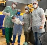 equipe-de-pediatria-com-um-dos-bebes-que-tiveram-alta-nesta-segunda-feira-16.jpg