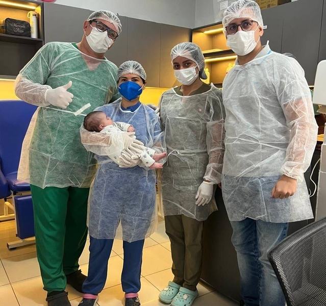 equipe-de-pediatria-com-um-dos-bebes-que-tiveram-alta-nesta-segunda-feira-16.jpg