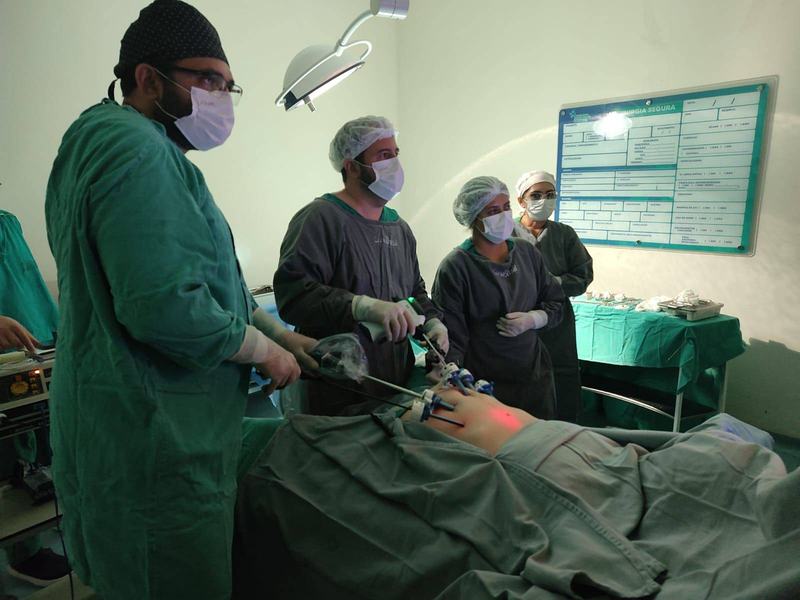 equipe-responsavel-pelo-procedimento-conduzido-pelos-cirurgioes-oncologicos-anderson-neves-e-wostenildo-crispim.jpg