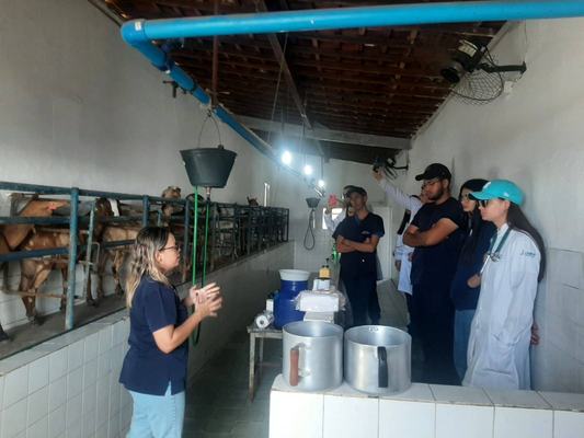Alunos do curso de Veterinária de Campina Grande participam de aula na Estação de Pendência