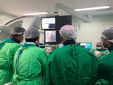 hemodinamica-do-hospital-metropolitano-realiza-primeiro-implante-transcateter-de-valvula-aortica-de-2024-1.jpg