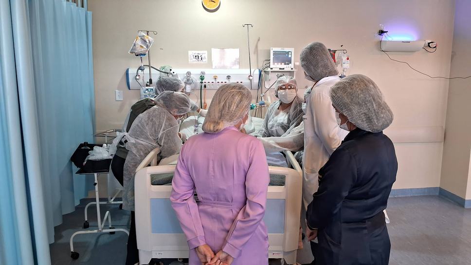 idosa-em-cuidados-paliativos-comemora-aniversario-de-87-anos-junto-as-filhas-na-uti-do-hospital-metropolitano2-1.jpg