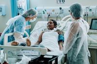 internada-com-doenca-rara-no-hospital-metropolitano-jovem-e-levada-para-ver-o-mar-em-acao-de-humanizacao.jpeg