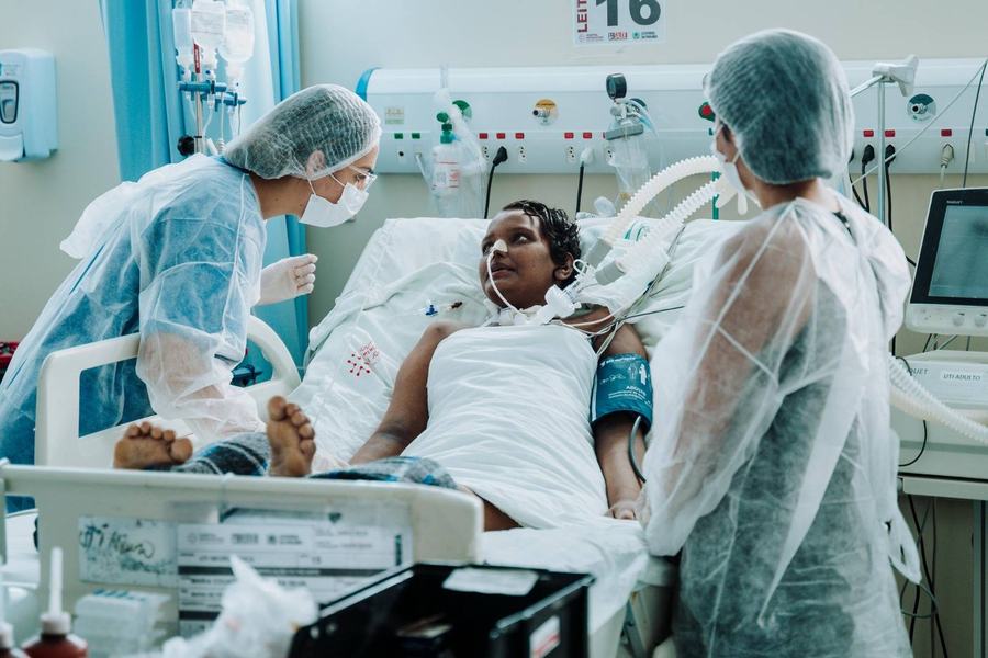 internada-com-doenca-rara-no-hospital-metropolitano-jovem-e-levada-para-ver-o-mar-em-acao-de-humanizacao.jpeg