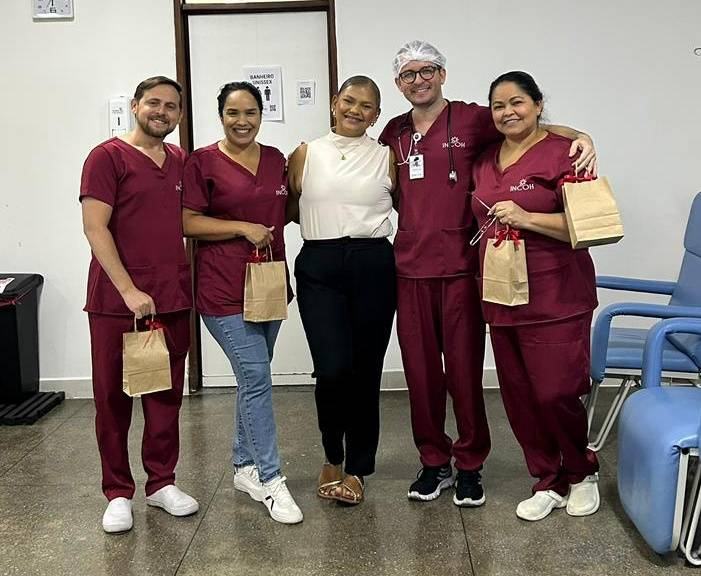 leticia-com-a-equipe-do-hospital-do-bem-de-patos.jpeg