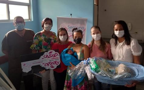 lucinara-e-lucas-com-representantes-do-hospital-e-prefeitura-de-queimadas.jpg