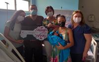 lucinara-e-representantes-do-hospital-e-prefeitura-de-queimadas.jpg