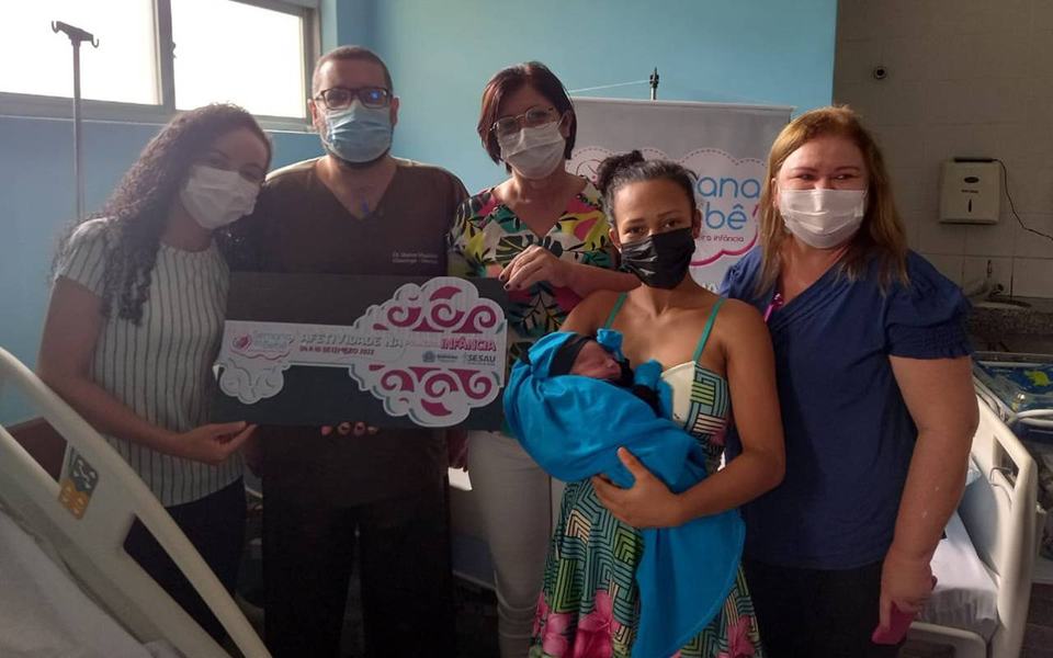 lucinara-e-representantes-do-hospital-e-prefeitura-de-queimadas.jpg