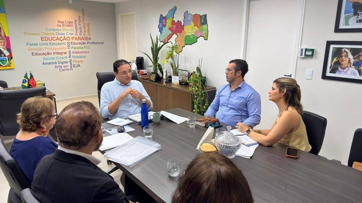 FCJA e Secretaria da Educação definem estratégias para distribuição de livros nas bibliotecas escolares