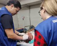 medico-examina-paciente-que-teve-ferimento-na-cabeca.jpg